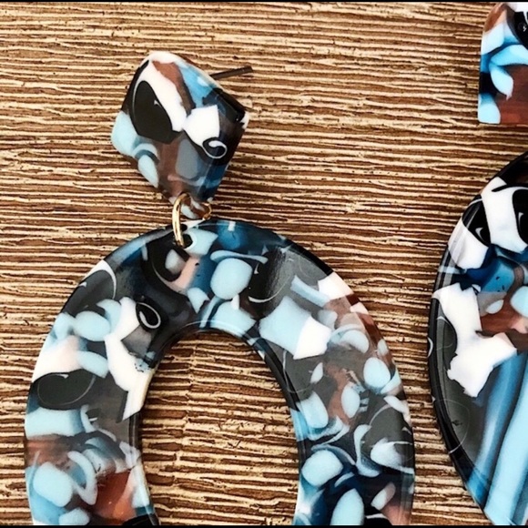 Tortoise Shell Resin Earrings - Picture 2 of 3